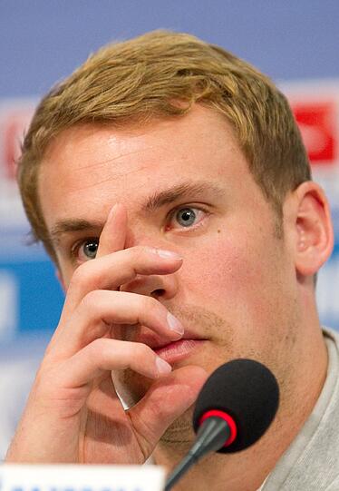 Er ringt mit den Tränen: Manuel Neuer hat auf der Pressekonferenz in Gelsenkirchen seinen Abschied von Schalke verkündet.