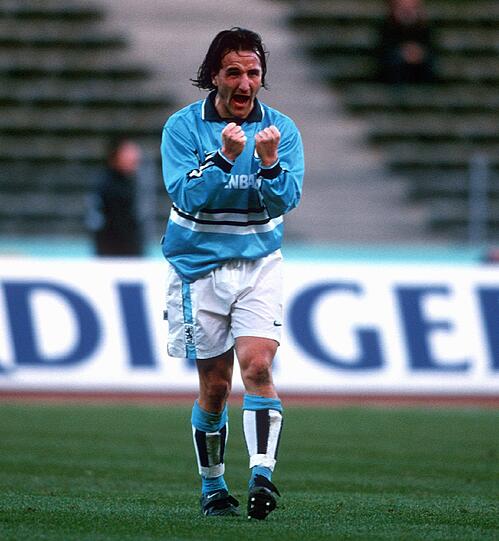 Jens Jeremies, der später zu den Bayern wechselt und dort unter anderem die Champions-League gewinnen kann, im Trikot der Saison 1997/1998.