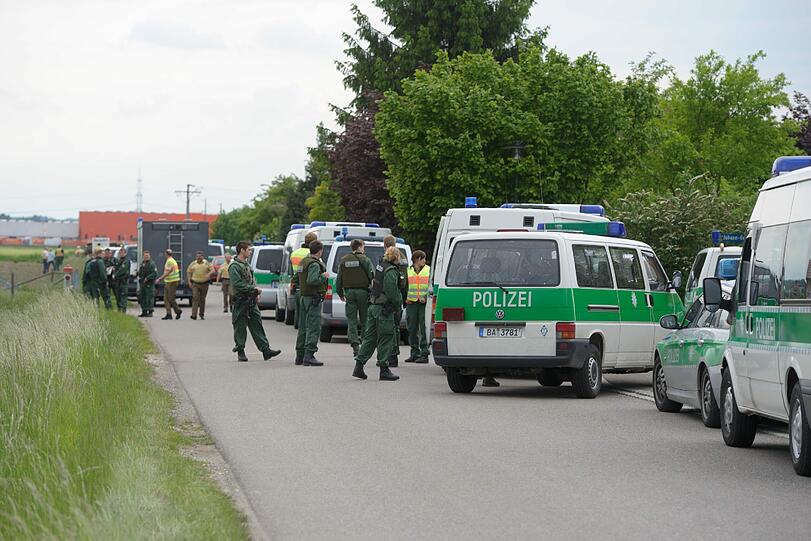 Der 14-Jährige feuerte am
Mittag zunächst in einer Hauptschule einen Schuss ab und entkam,
bevor die Polizei das Gelände abgesperrt hatte.