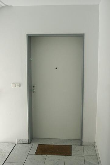 Die Tür zur Wohnung des Opfers.
