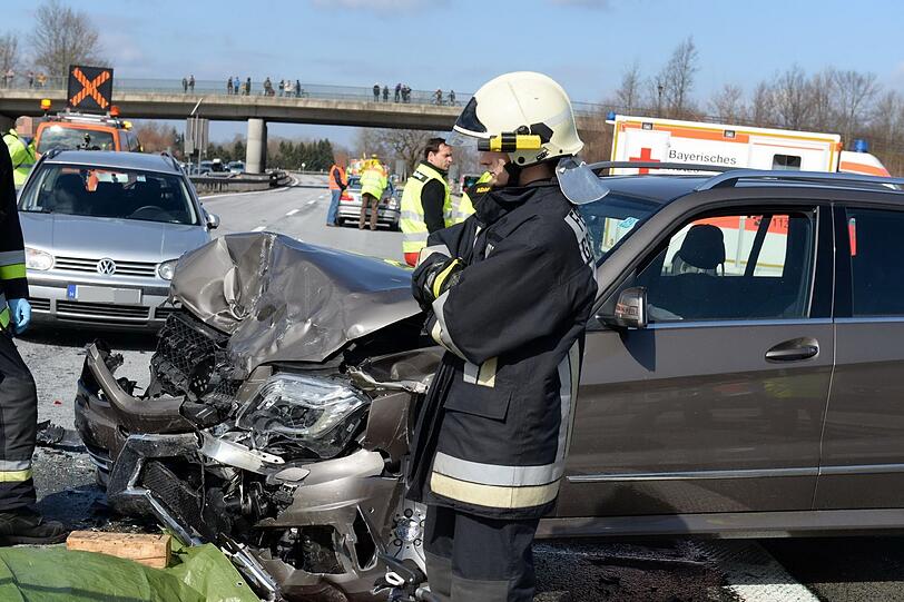 Am Freitag kam es auf der A8 zu einem folgen schweren Unfall eines Porsche-Fahrers.