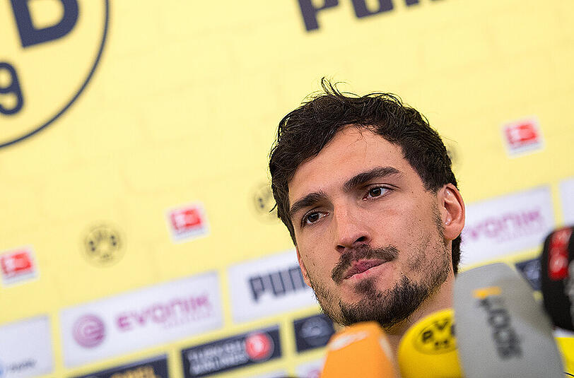 Mats Hummels  (Borussia Dortmund): «Zurück in Deutschland. Unglaublich, was gestern passiert ist. Diese Welt ist jetzt wirklich beschissen. Meine Gedanken sind bei denjenigen, die einen geliebten Menschen verloren haben.»