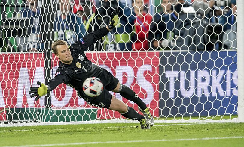 Welttorhüter Manuel Neuer überragt mit seinen Paraden auch beim Elfmeiterschießen im Viertelfinale Deutschland gegen Italien.