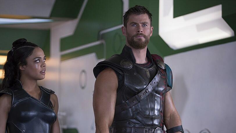 Thor (Chris Hemsworth) und die Valkyrie (Tessa Thomspon) erwarten Unheilvolles.