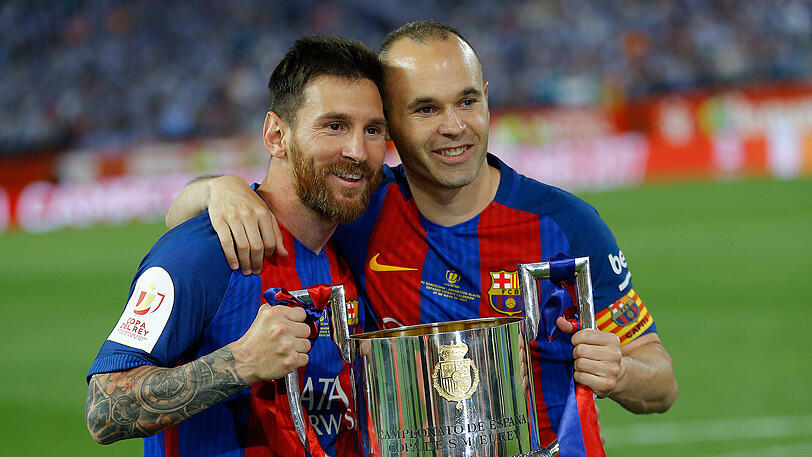 Barcelona's Lionel Messi (l) und Kapitän Andres Iniesta halten den Pokal. Barca baute mit dem insgesamt 29. Final-Sieg in der Copa del Rey seine Führung als spanischer Rekord-Pokalsieger aus.