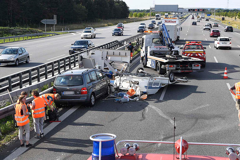 Die Bilder vom dramatischen Wohnwagen-Unfall bei Garching.