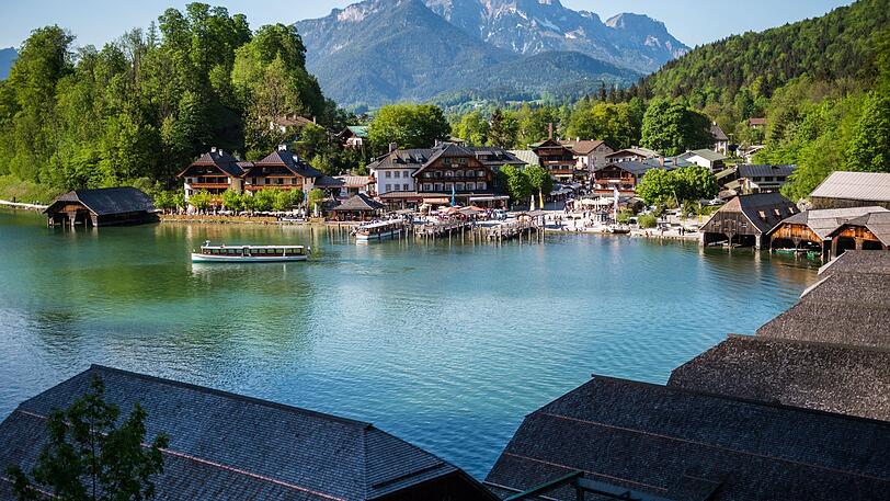 Der Königssee ist der Klassiker. Ab Schönau gehen fitte Wanderer über den Rinnkendlsteig nach St. Bartholomä. Von dort gelangt man per Schiff bis zur Salet-Alm. Obacht: Der See ist auch im Sommer sehr frisch.