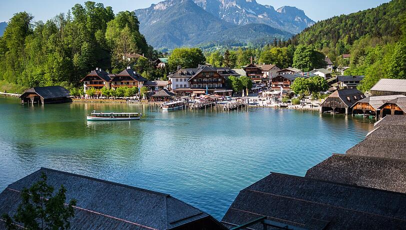 Der Königssee ist der Klassiker. Ab Schönau gehen fitte Wanderer über den Rinnkendlsteig nach St. Bartholomä. Von dort gelangt man per Schiff bis zur Salet-Alm. Obacht: Der See ist auch im Sommer sehr frisch. Der Königssee ist der Klassiker. Ab Schönau gehen fitte Wanderer über den Rinnkendlsteig nach St. Bartholomä. Von dort gelangt man per Schiff bis zur Salet-Alm. Obacht: Der See ist auch im Sommer sehr frisch.