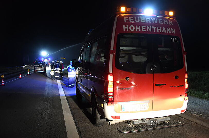 In Ergoldsbach sind nach einem Traktor-Unfall rund 3.000 Liter Pflanzenschutzmittel in einen kleinen Bach geflossen - acht Einsatzkräfte klagten im Anschluss über Beschwerden.
