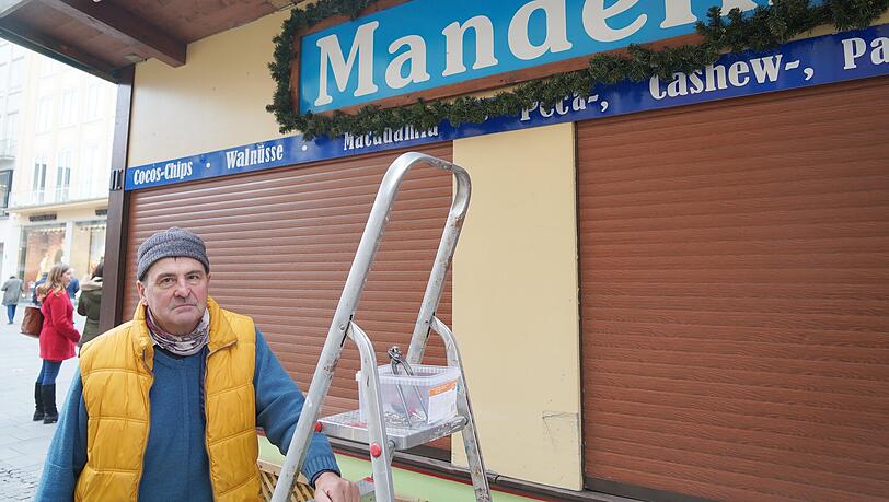 Ernüchtert: Händler Ernst Weber (66) baut am Marienplatz seinen Stand wieder ab.