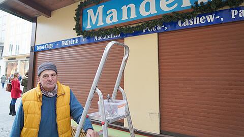 Ernüchtert: Händler Ernst Weber (66) baut am Marienplatz seinen Stand wieder ab.
