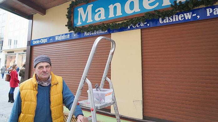 Ernüchtert: Händler Ernst Weber (66) baut am Marienplatz seinen Stand wieder ab.