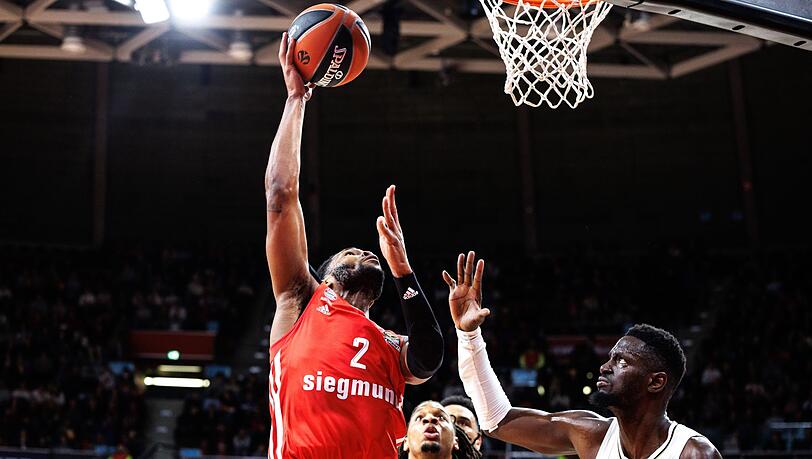 Youssoupha Fall von Villeurbanne (r) kann Bayerns Corey Walden (l) am Korb nicht blocken.