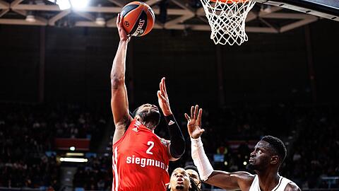 Youssoupha Fall von Villeurbanne (r) kann Bayerns Corey Walden (l) am Korb nicht blocken.