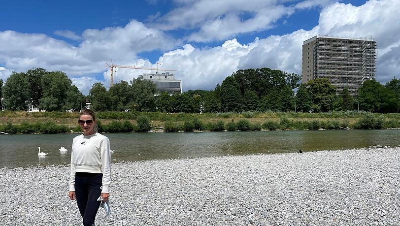 Geologin Pamela Itzelsberger steht vor der Isar-Skyline, die sich bald verändern wird. Rechts im Hintergrund steht das 16-stöckige Hochhaus am Isarkanal. Die Personalwohnungen für Pflegekräfte sind ganz links geplant. In der Mitte entsteht ein 48-Meter-Klinik-Neubau.