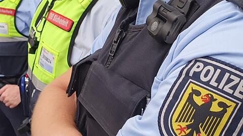 Die Bundespolizei ermittelt wegen Bedrohung, Beleidigung und Widerstand gegen Vollstreckungsbeamte. (Symbolbild)