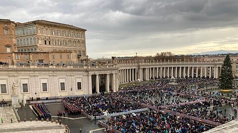 Tausende Gl&auml;ubige warteten in der nassen K&auml;lte auf dem Petersplatz auf den Segen des Papstes.