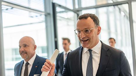 Der Koalitionsausschuss habe entschieden, das Vorhaben nicht weiterzuverfolgen, schrieben Fraktionschef Jens Spahn (rechts) und CSU-Landesgruppenchef Alexander Hoffmann an die Abgeordneten der Union. (Archivbild)