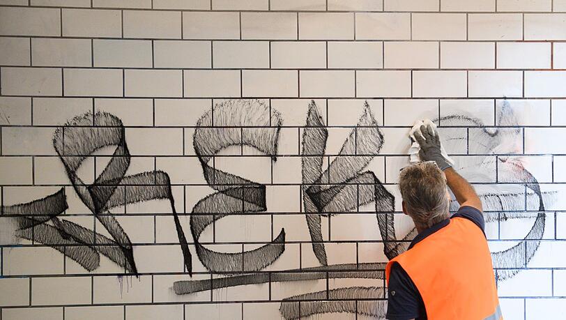 Die Deutsche Bahn setzt seit einigen Wochen mobile Handwerkerteams ein, die sich auch um die Beseitigung von Graffiti in Bahnhöfen kümmern sollen. (Archivbild) Die Deutsche Bahn setzt seit einigen Wochen mobile Handwerkerteams ein, die sich auch um die Beseitigung von Graffiti in Bahnhöfen kümmern sollen. (Archivbild)