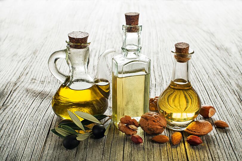 Unges&auml;ttigte Fette z&auml;hlen zu den gesunden und lebenswichtigen Fetten. Omega-3- und Omega-6-Fetts&auml;uren finden sich zum Beispiel in Oliven&ouml;l und anderen Pflanzen&ouml;len wie Raps- und Walnuss&ouml;l. Diese essenziellen Fetts&auml;uren sch&uuml;tzen Organe wie Herz und Gehirn und k&ouml;nnen sogar das Cholesterin im Blut senken. Zudem mindern sie das Risiko von Herzinfarkt und Schlaganfall.