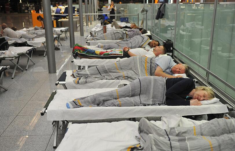 Etwa 350 Reisende, die in der Nacht keine weitere Reisemöglichkeit mehr hatten,...