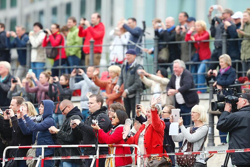 Queen Elizabeth II. und ihr Mann Prinz Philip fahren gemeinsam mit Bundespräsident Joachim Gauck und dessen Lebensgefährtin Daniela Schadt auf dem Boot "Ajax" auf der Spree entlang.
