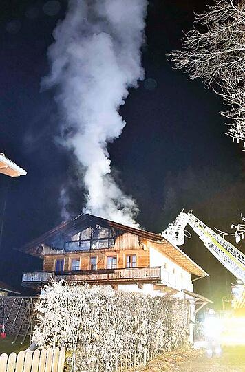 Bilder vom Dachstuhlbrand in Irschenberg. Vermutlich sorgte eine Zigarettenkippe für das Feuer.