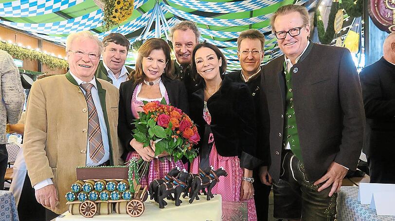 Unterm weiß-blauen Zelthimmel: (v. l.) der gefeierte Jubilar, Augustiner-Wiesnwirt Manfred Vollmer, mit Augustiner-Geschäftsführer Anton Obermaier, Ehefrau Michaela Vollmer, Brauerei-Geschäftsführer Werner Mayer, Catherine Demeter (Edith-Haberland-Wagner-Stiftung), Sohn und Co-Wiesnwirt Thomas Vollmer und dem dritten Augustiner-Chef Martin Leibhard.
