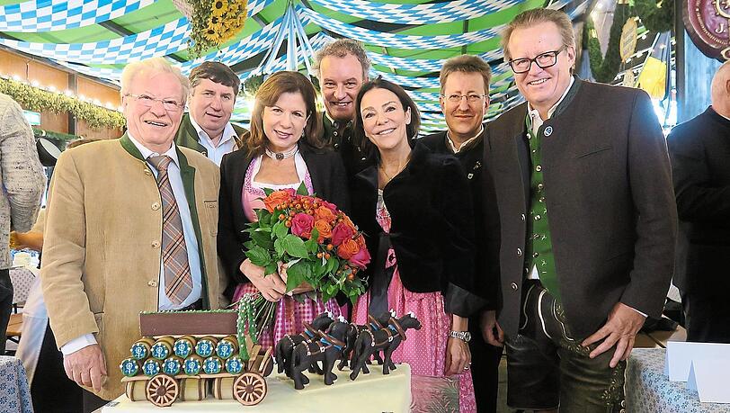 Unterm weiß-blauen Zelthimmel: (v. l.) der gefeierte Jubilar, Augustiner-Wiesnwirt Manfred Vollmer, mit Augustiner-Geschäftsführer Anton Obermaier, Ehefrau Michaela Vollmer, Brauerei-Geschäftsführer Werner Mayer, Catherine Demeter (Edith-Haberland-Wagner-Stiftung), Sohn und Co-Wiesnwirt Thomas Vollmer und dem dritten Augustiner-Chef Martin Leibhard.