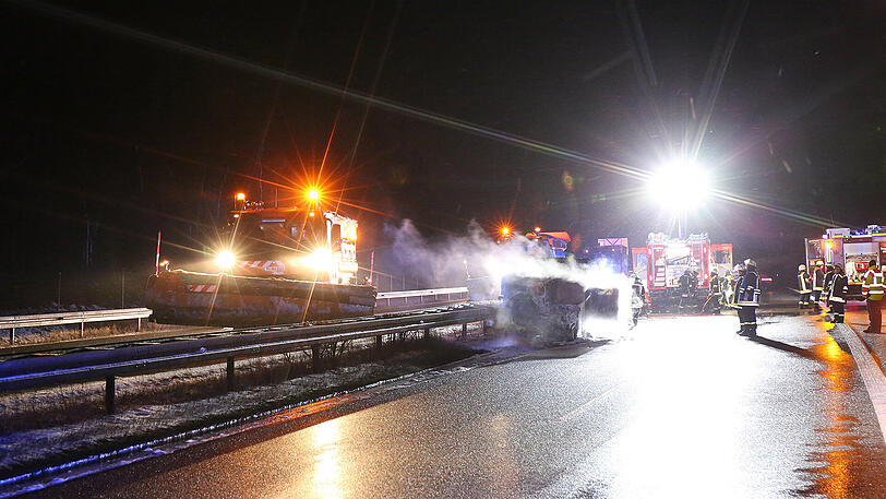 Nachdem der in Flammen stehende Hummer unkontrolliert über die Autobahn gerollt war, brannte er an der Mittelleitplanke völlig aus. Die Bilder.