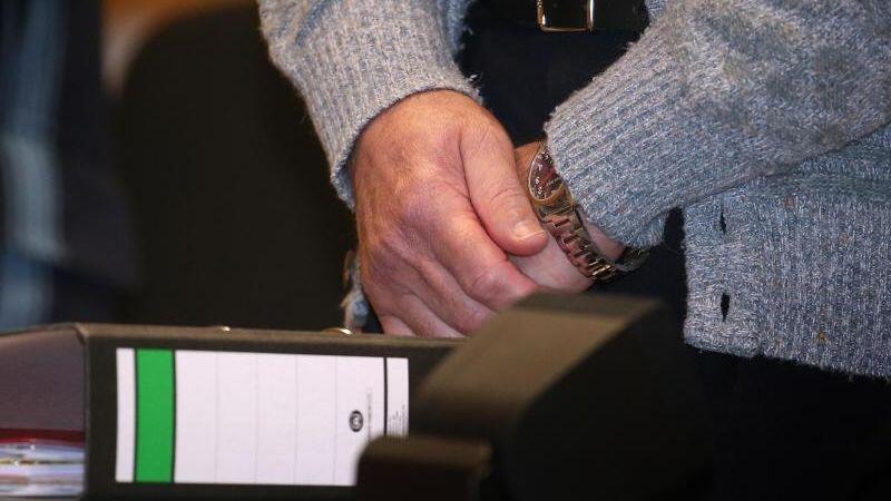 Angeklagter steht in einen Gerichtssaal des Strafjustizzentrums. Foto: Karl-Josef Hildenbrand/dpa