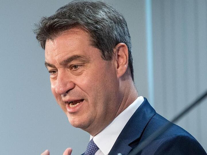 Markus Söder gestikuliert im Gespräch. Foto: Lino Mirgeler/Archivbild