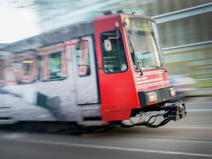 Eine Straßenbahn fährt durch die Innenstadt. Foto: Martin Gerten/dpa/Symbolbild