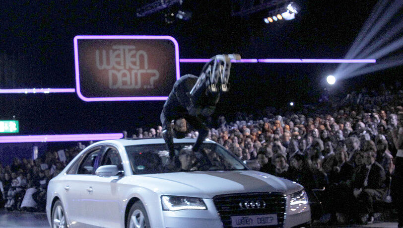 Bei dem gefährlichen Stunt in der Show "Wetten, dass...?" verletzte sich Samuel Koch. Seitdem sitzt er im Rollstuhl. Bei dem gefährlichen Stunt in der Show "Wetten, dass...?" verletzte sich Samuel Koch. Seitdem sitzt er im Rollstuhl.