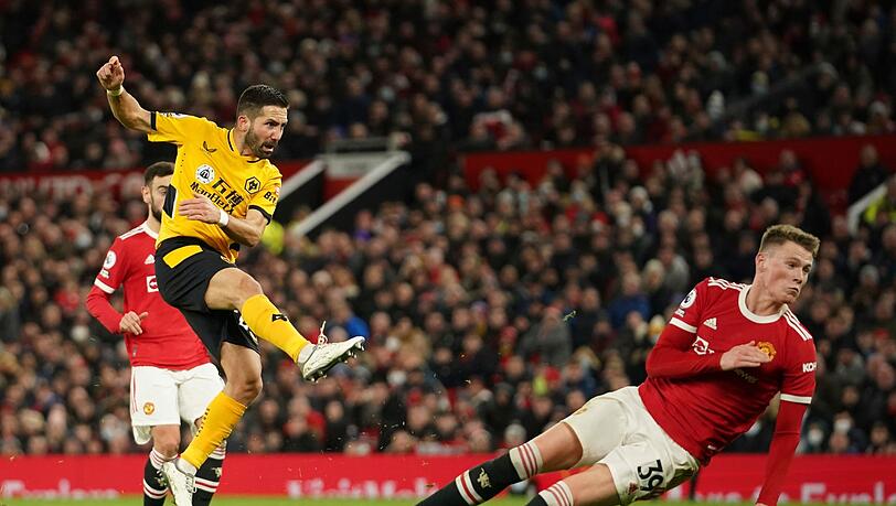 Joao Moutinho (l) schoss die Wolverhampton Wanderers in Old Trafford zum Sieg.