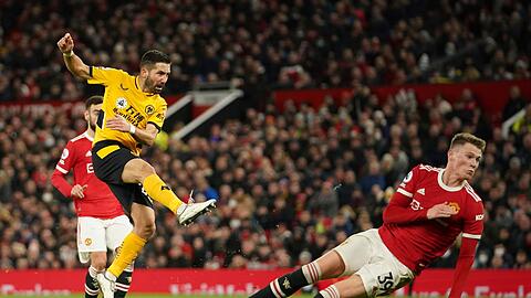 Joao Moutinho (l) schoss die Wolverhampton Wanderers in Old Trafford zum Sieg.