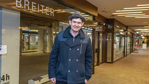 Noch ziert sein Familienname die Front des leergeräumten Geschäfts: Alexander Breiter vor dem ehemaligen Hutladen in der Passage am Isartor. Der 37-Jährige ist 2014 ins Unternehmen seiner Vorfahren eingestiegen.