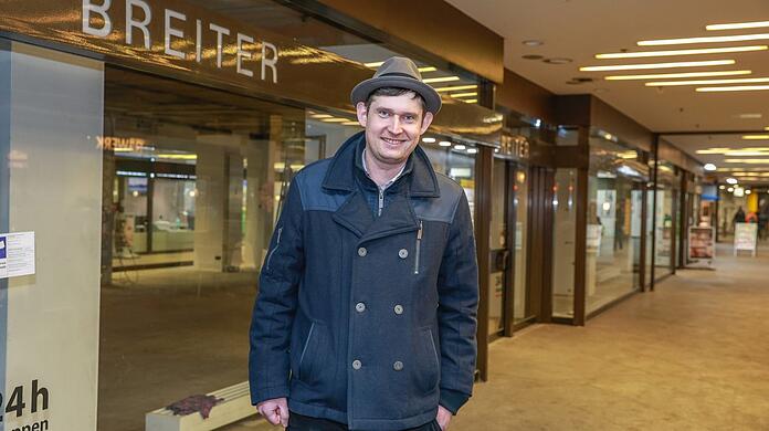 Noch ziert sein Familienname die Front des leergeräumten Geschäfts: Alexander Breiter vor dem ehemaligen Hutladen in der Passage am Isartor. Der 37-Jährige ist 2014 ins Unternehmen seiner Vorfahren eingestiegen.