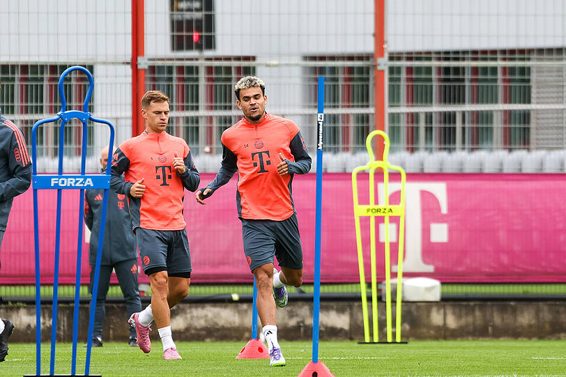 Luis Diaz (r.) und Joshua Kimmich gelten als Stammspieler für den Auftakt des FC Bayern in die neue Saison.