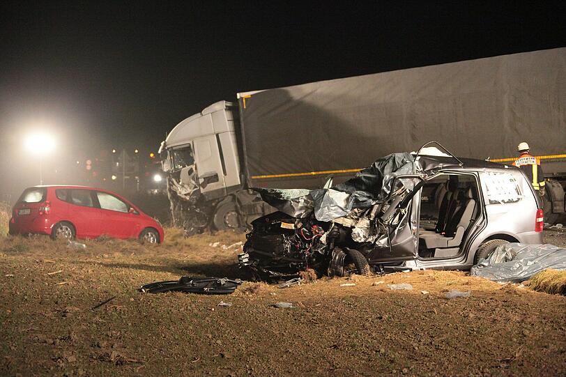 Zwei Tote und mehrere Schwerverletzte bei Verkehrsunfall nahe Ampfing &ndash; Voll besetztes Auto raste in entgegenkommenden Lkw. Die Bilder vom schrecklichen Crash.