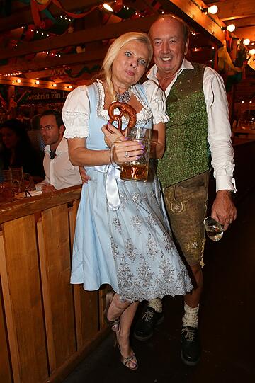 Ernst von Theumer mit Ehefrau Daniela im Schützenzelt.