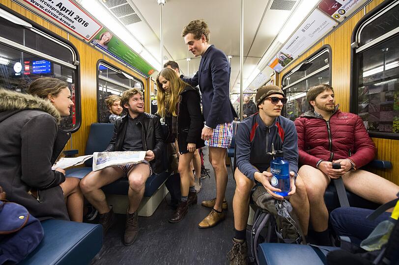 Auch in München traf man Fahrgäste unten ohne.
