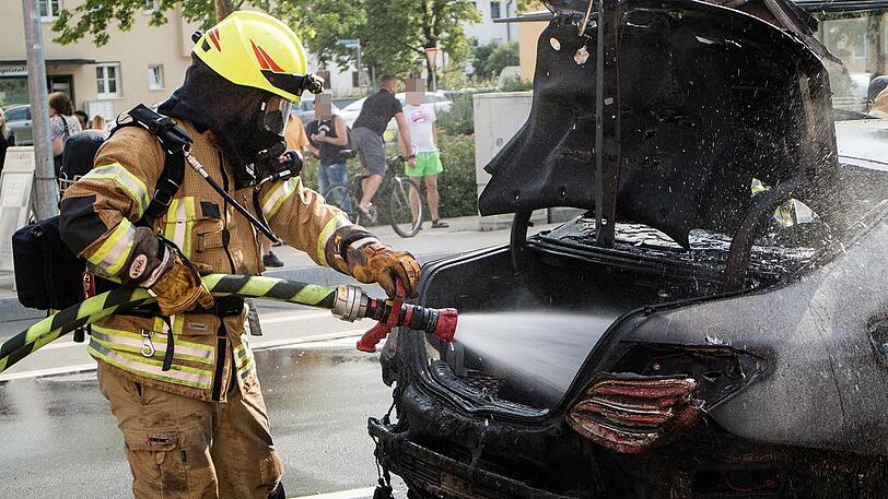 Der Mercedes brannte komplett aus, die Feuerwehr war mit etwa 30 Mann vor Ort. Klicken Sie sich durch die Bilder.