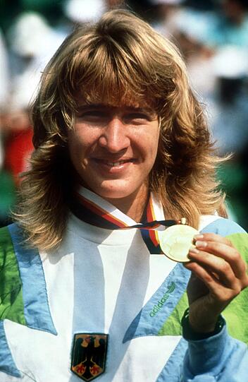 Steffi Graf zählt zu erfolgreichsten Tennisspielerinnen aller Zeiten. Sie gewann 22 Grand-Slam-Turniere. 1988 war ihr erfolgreichstes Jahr: Sie gewann alle vier großen Turniere (Australian Open, French Open, Wimbledon Championships und US Open) sowie die Goldmedaille bei Olympia. 1999 verkündete sie ihren Rücktritt aus dem Profi-Sport.