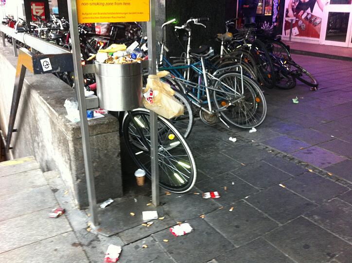 Wohin mit Zigaretten und Müll? Dieser Eimer hier am U-Bahnaufgang an der Arnulfstraße ist eindeutig zu klein.