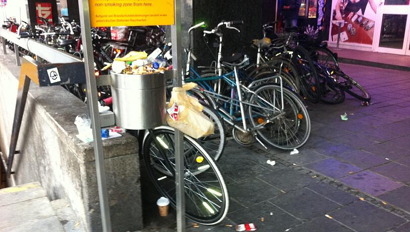 Wohin mit Zigaretten und Müll? Dieser Eimer hier am U-Bahnaufgang an der Arnulfstraße ist eindeutig zu klein. Wohin mit Zigaretten und Müll? Dieser Eimer hier am U-Bahnaufgang an der Arnulfstraße ist eindeutig zu klein.