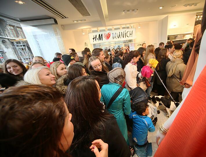 Andrang bei der Eröffnung des H&M in der Weinstraße. Die Bilder vom Opening des Flagshipstore.