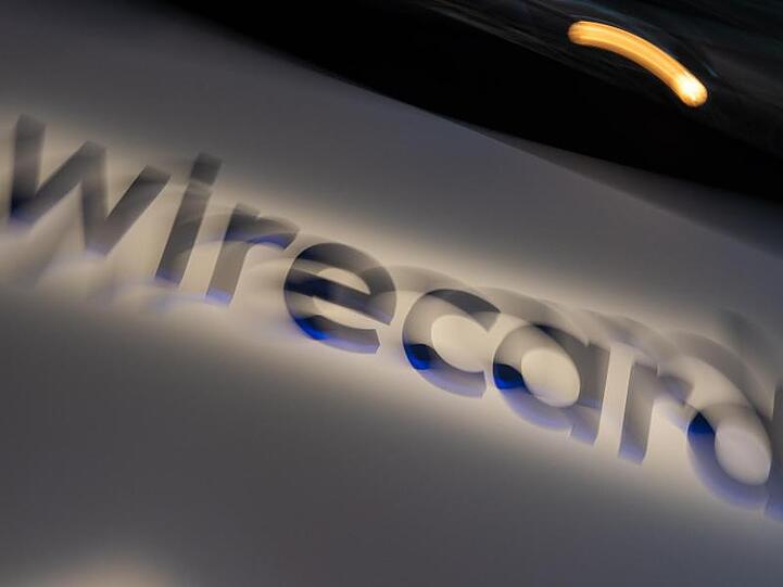 Ein Schild mit der Aufschrift "wirecard". Foto: Peter Kneffel/dpa/Symbolbild