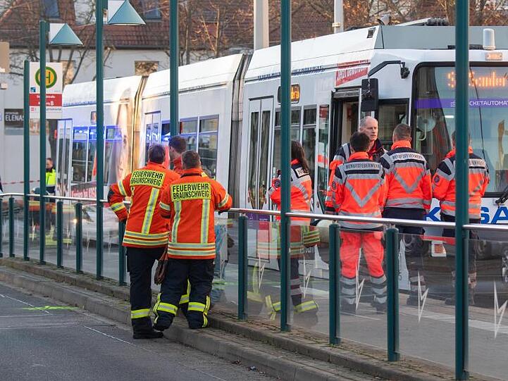 An der Haltestelle Siegfriedstraße in Braunschweig ist ein Kind von einer Straßenbahn erfasst und tödlich verletzt worden.