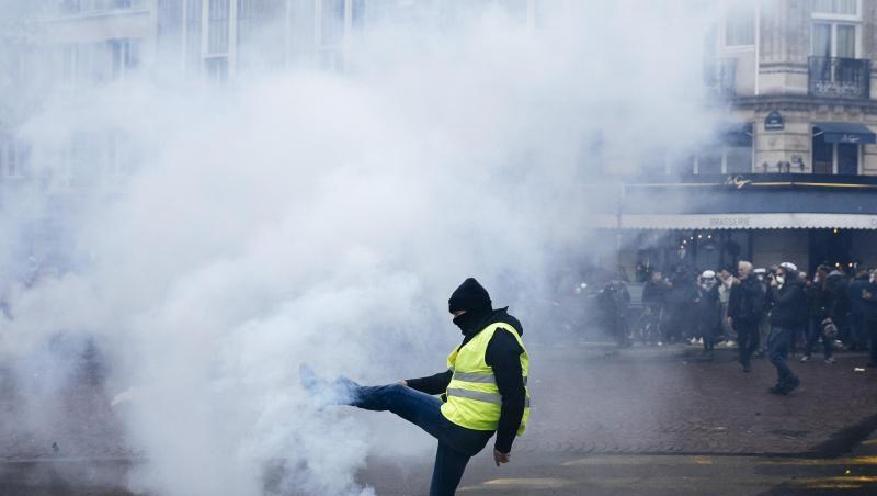 Ein Demonstrant tritt einen Tränengasbehälter von sich weg. Ein Demonstrant tritt einen Tränengasbehälter von sich weg.